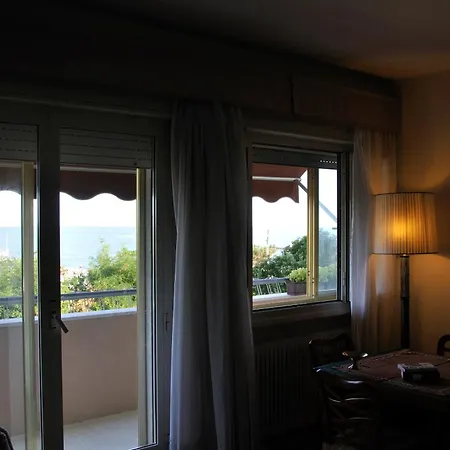 3 Amazing Sea View Beachfront Flat Blue شقة *